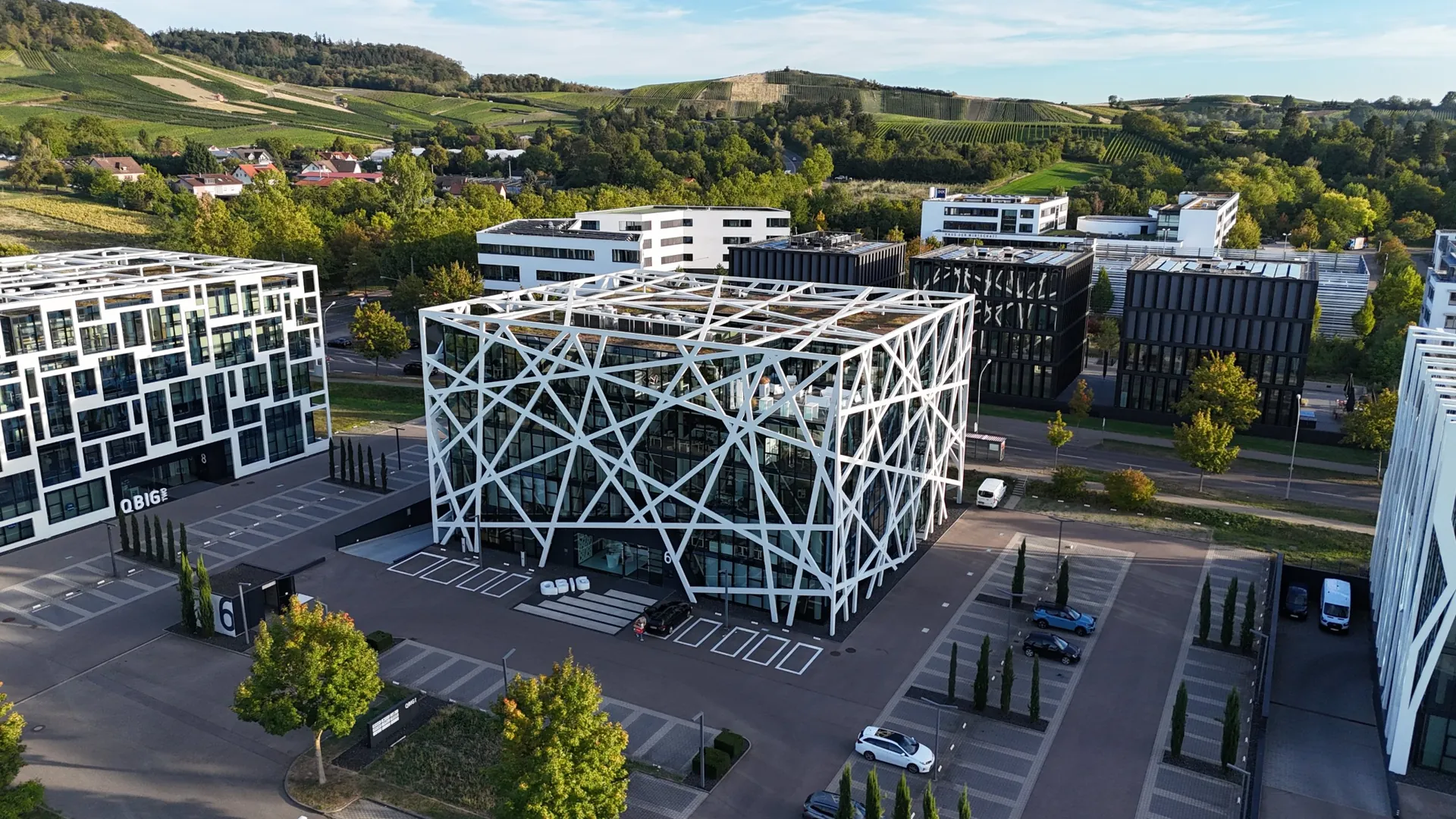 Luftbild des QBIG ONE in Heilbronn mit Weinbergen im Hintergrund